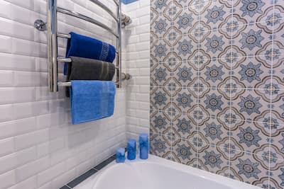 different-colored-towels-on-a-hanger-in-the-bathro-2025-03-08-19-28-11-utc (1).jpg